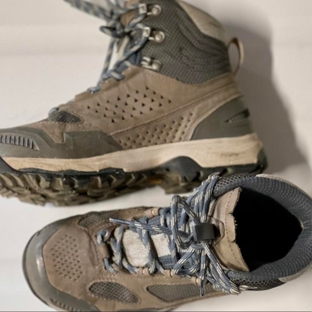 Women’s Vasque hiking boots, 6